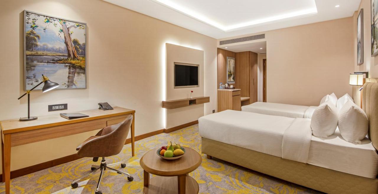 Hotel Golden Tulip Jalandhar Exterior foto